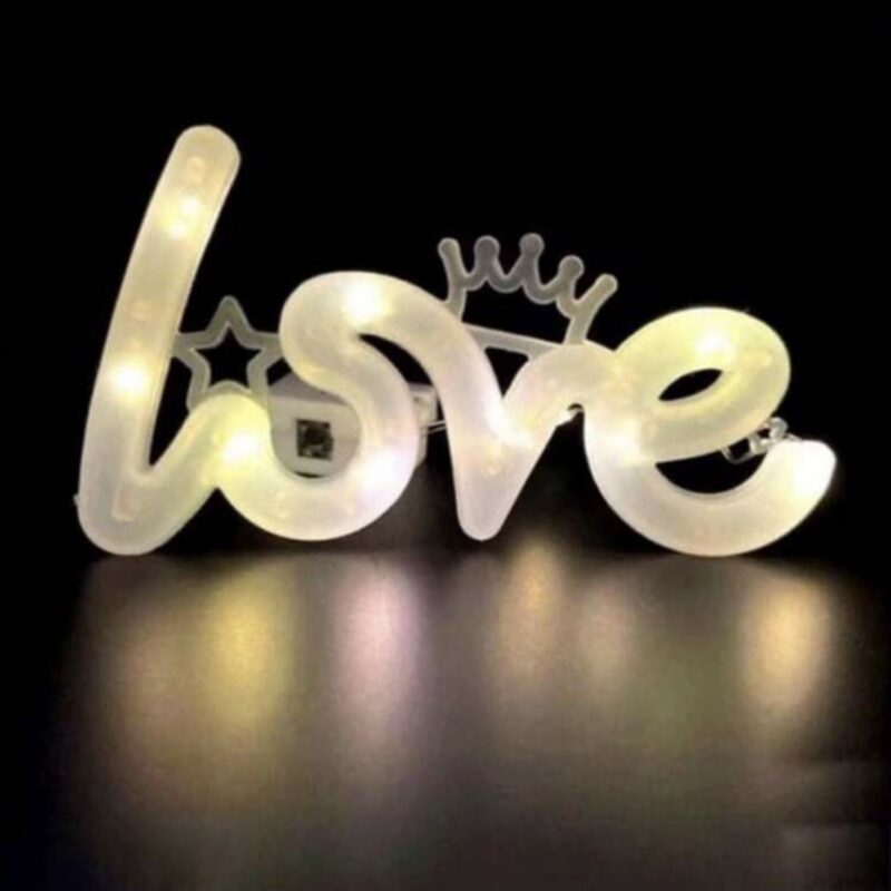 Светещ надпис "Love" на батерии - златна светлина