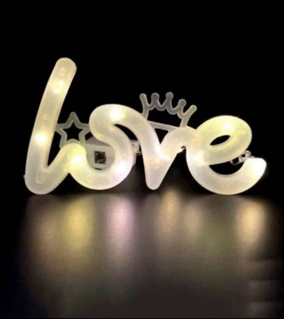 Светещ надпис "Love" на батерии - златна светлина